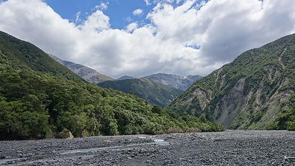 Starting up the Hapuku River from the car park